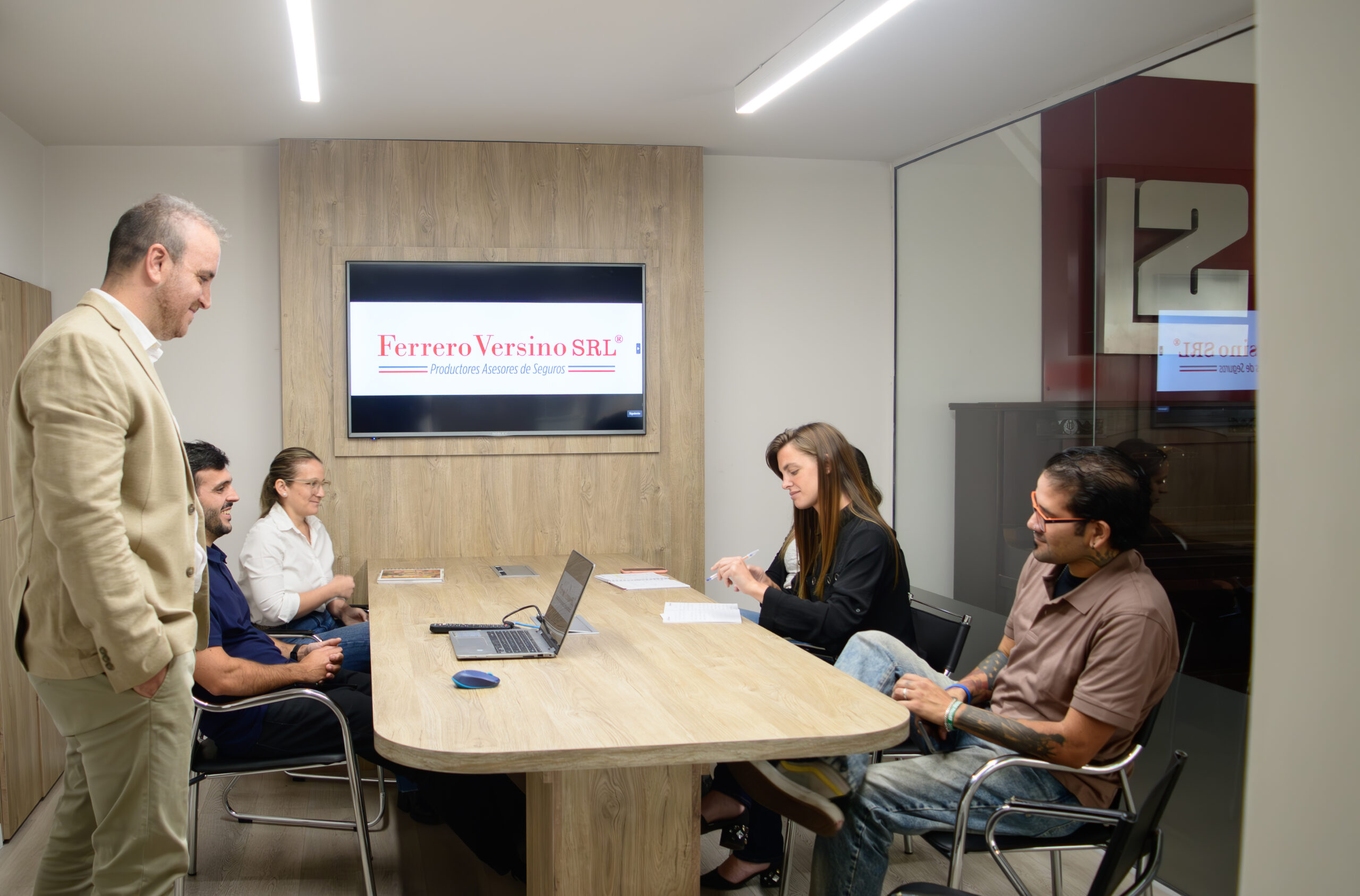 Equipo reunido en oficina